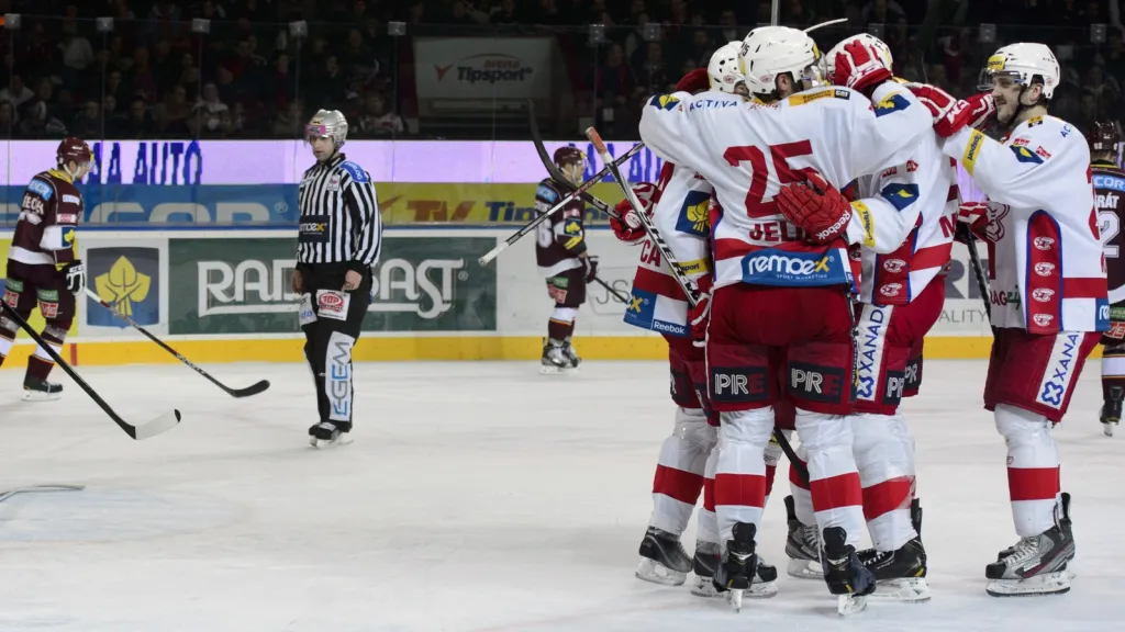 Slavící hokejisté Slavie