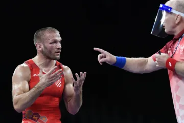Chorvatský zápasník Božo Starčevič diskutuje s rozhodčím na OH v Tokiu