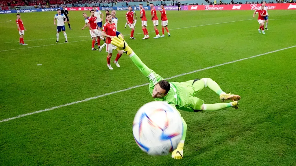 Brankář Walesu Danny Ward inkasuje gól v utkání s Anglií