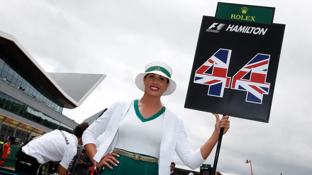 Modelka držící číslo Lewise Hamiltona