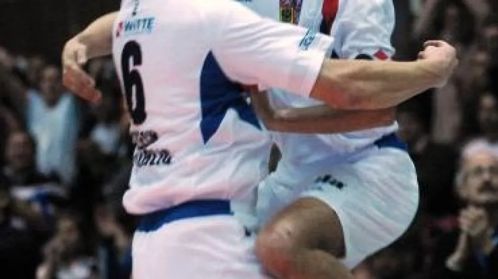 Čeští nohejbalisté Radek Pelikán (vlevo) a Petr Bubniak
