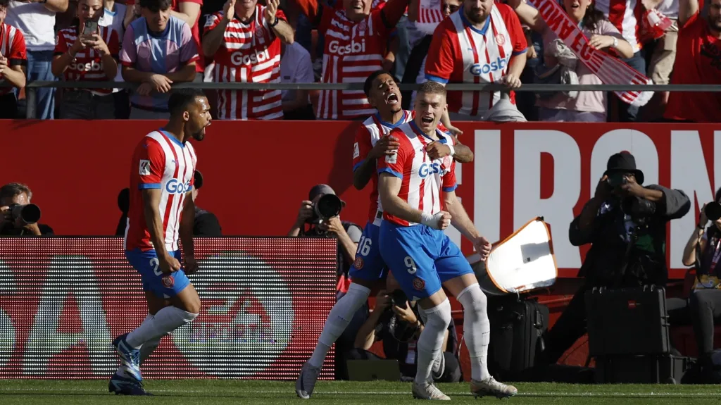 Artem Dovbyk se raduje z branky