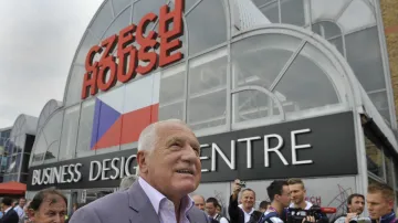 Prezident před Českým domem