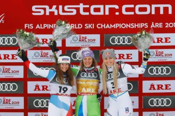 Zleva stříbrná Corinne Suterová, zlatá Ilka Štuhecová a bronzová Lindsey Vonnová