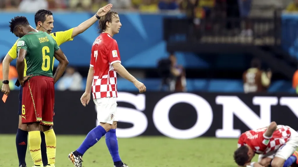 Song viděl za zbytečný faul červenou kartu