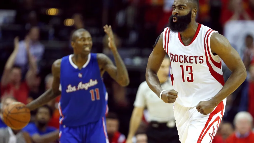 James Harden z Houstonu slaví koš v duelu s Los Angeles Clippers