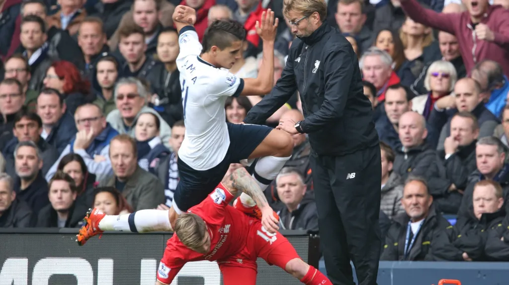 Jürgen Klopp sleduje souboj mezi Ericem Lamelou z Tottenhamu v bílém a liverpoolským Albertem Morenem