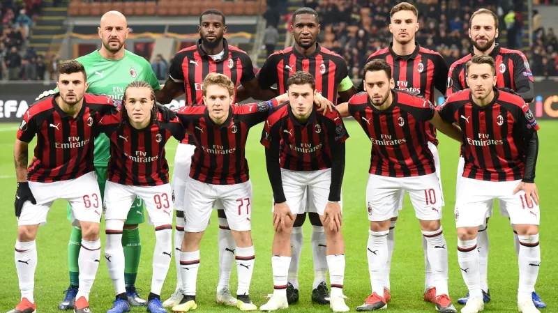 Stefan Simič (druhý zprava v horní řadě) před utkáním AC Milán