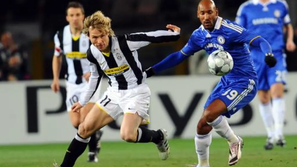 Pavel Nedvěd z Juventusu (vlevo) v utkání LM proti Chelsea