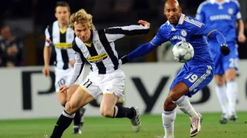 Pavel Nedvěd z Juventusu (vlevo) v utkání LM proti Chelsea
