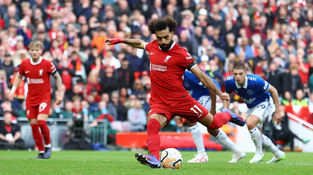 Mohamed Salah z Liverpoolu střílí gól z pokutového kopu