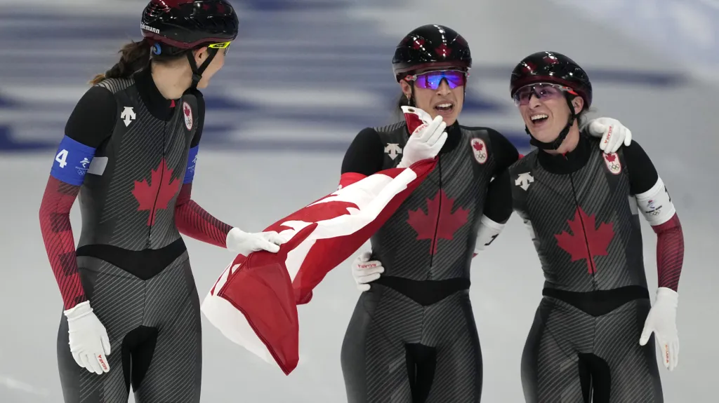Vítězné trio kanadských rychlobruslařek ve stíhacím závodu družstev