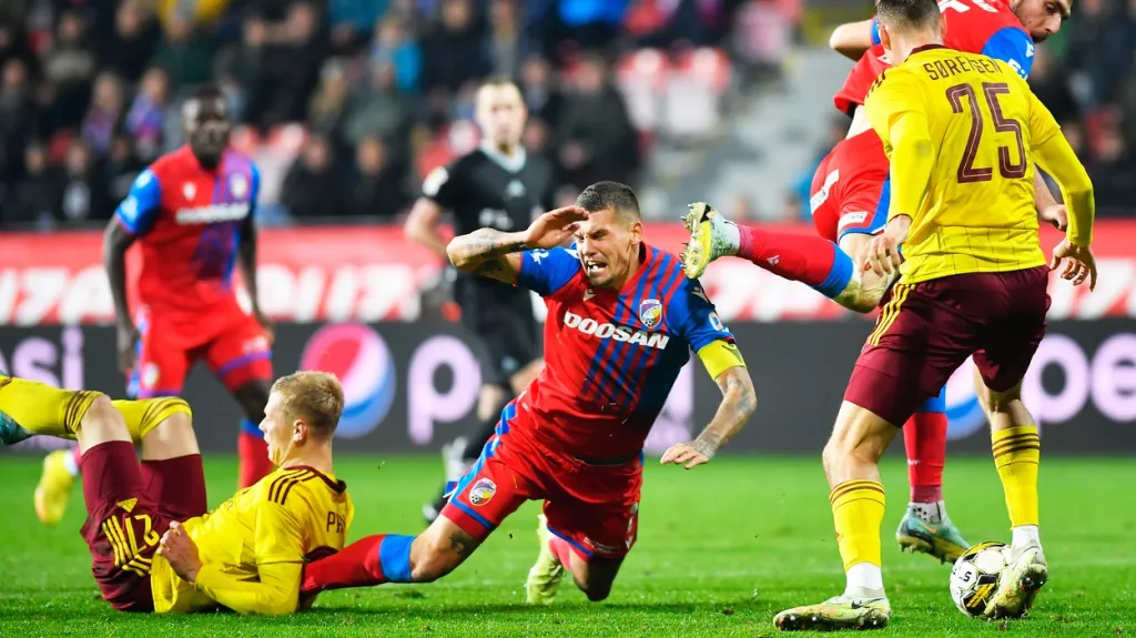 Plzeňský Tomáš Chorý (vpravo) je po střetu se sparťanem Asgerem Sörensenem terčem kritiky 