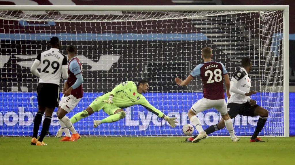 Tomáš Souček střílí gól do sítě Fulhamu