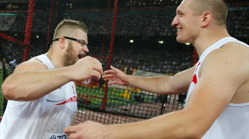 Zlatý Pawel Fajdek (vlevo) s Wojciechem Nowickim na MS 2015