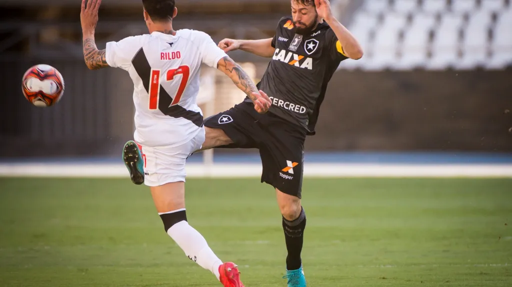 Rildo (vlevo) a Joao Paulo v ostrém souboji