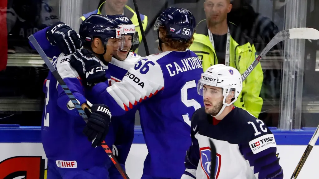 Hokejisté Slovenska se radují z gólu v síti Francie