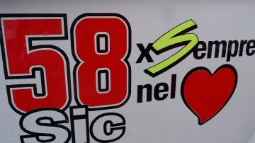 Deštěm zkropený kamion týmu Honda Gresini s věčnou vzpomínkou na Marca Simoncelliho