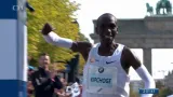 Kipchoge v Berlíně o více než minutu překonal maratonský rekord