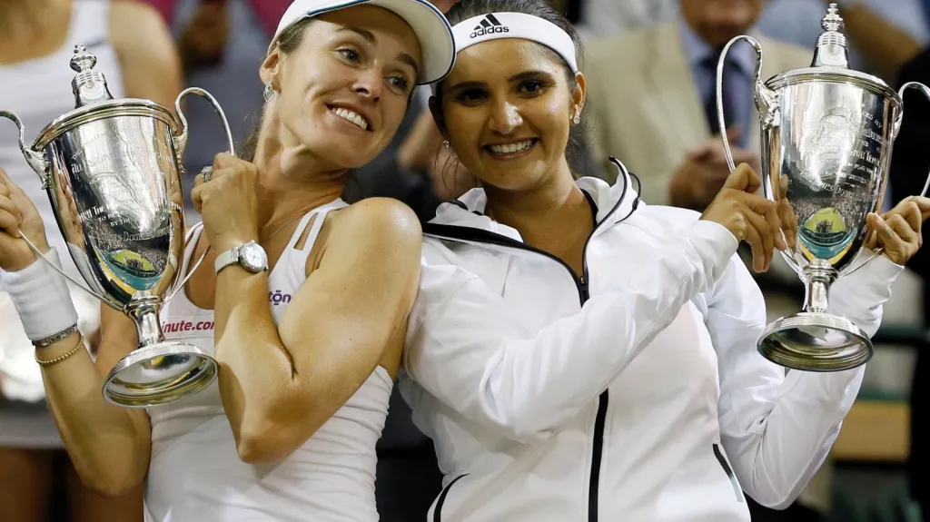 Vítězkyně ženské čtyřhry na Wimbledonu Švýcarska Martina Hingisová (vlevo) a Indka Sania Mirzaová