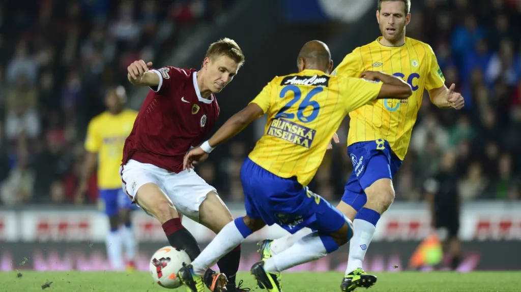 Bořek Dočkal ze Sparty v souboji s teplickým Nivaldem