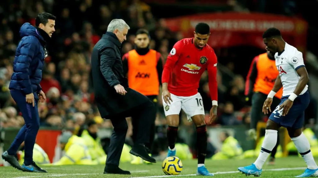 Trenér Tottenhamu José Mourinho chce odebrat míč Marcusi Rashfordovi z Manchesteru United