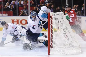 Jaroslav Halák hledá puk v brance. A ke své nelibosti ho tam nachází...