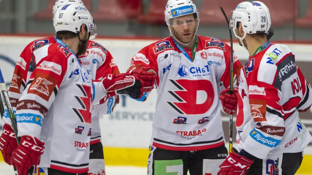 Anthony Camara přijímá gratulace pardubických kolegů