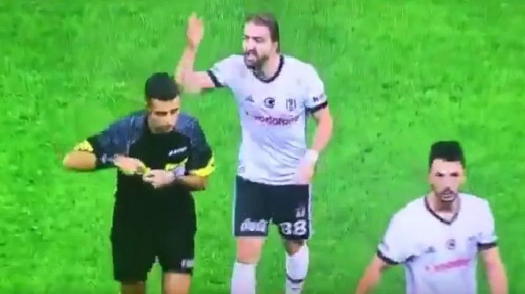 Naštvaný turecký fotbalista Caner Erkin