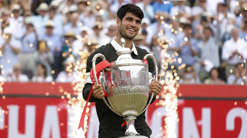 Carlos Alcaraz slaví vítězství v Queen's Clubu