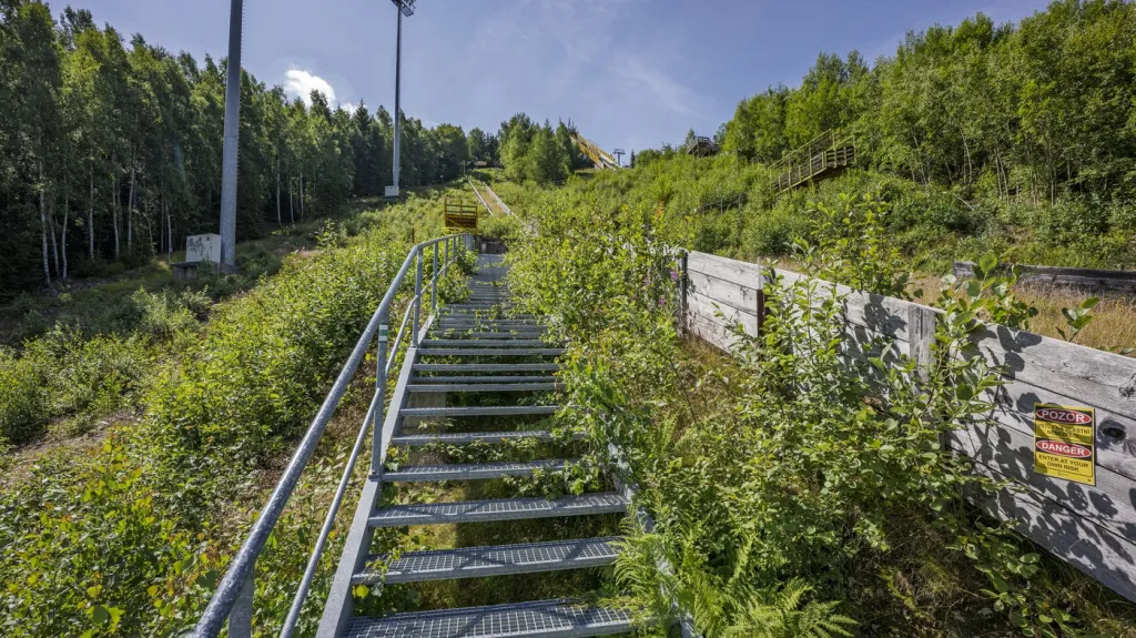 Areál skokanských můstků před zahájením rekonstrukce skokanského můstku K-120
