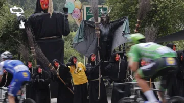 Tour de France projíždí kolem nečekaných fanoušků