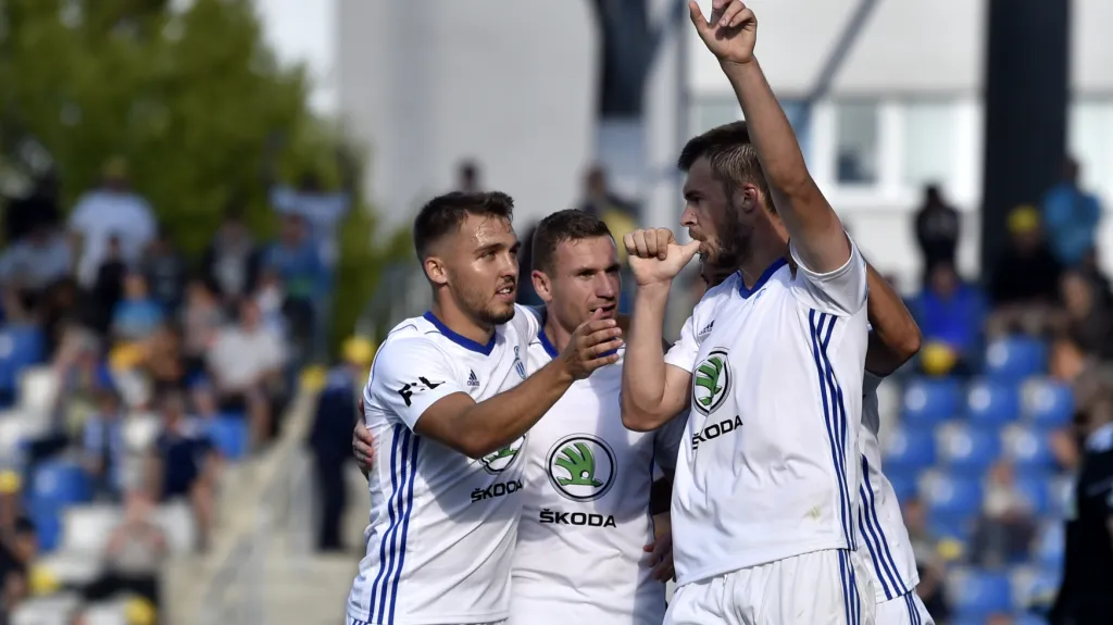 Fotbalisté Mladé Boleslavi Ladra, Mešanovič a Komličenko se radují z gólu