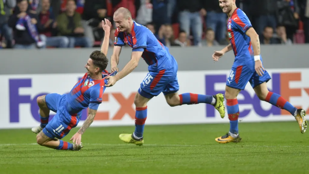 Milan Petržela (vlevo) se raduje z gólu se spoluhráči z Plzně