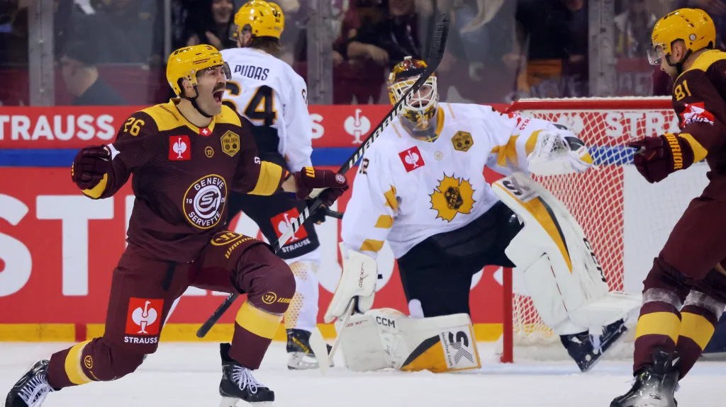 Daniel Winnik ze Servette Ženeva slaví gól ve finále Ligy mistrů proti Skelleftee