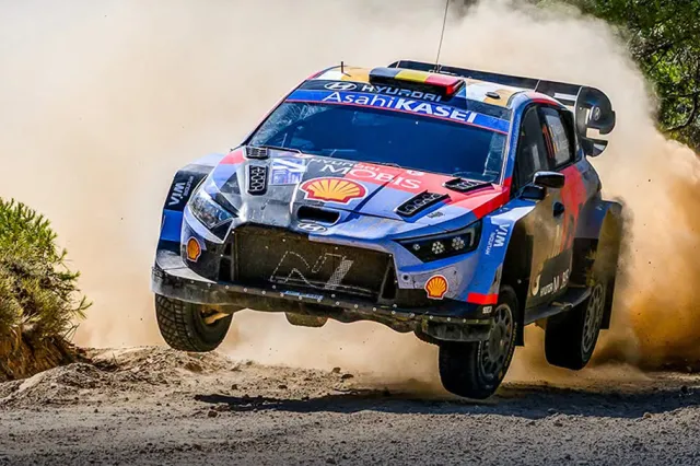 V Rallye Akropolis bojují o vítězství Neuville a Ogier