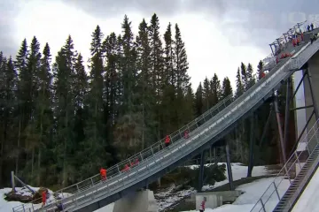 Závod sdruženářů v Trondheimu ohrožuje silný vítr