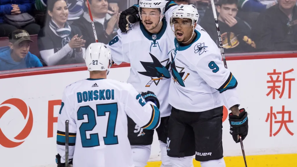 Tomáš Hertl (upostřed) se raduje z gólu se spoluhráči ze San Jose