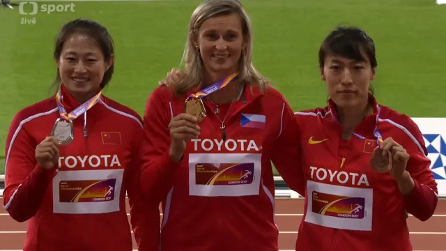 Medailový ceremoniál se zlatou Barborou Špotákovou