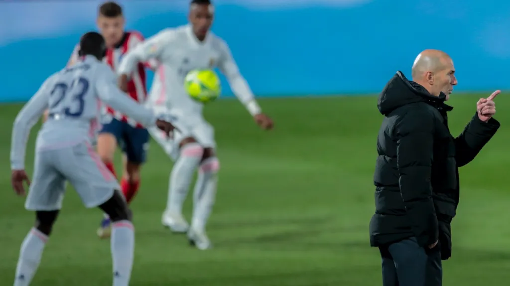 Zinédine Zidane koučuje svůj celek v duelu s Atléticem
