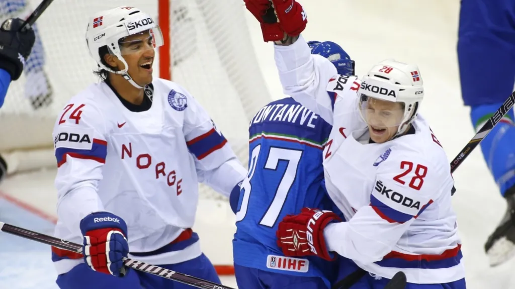 Niklas Roest (vpravo) se raduje z gólu Norů