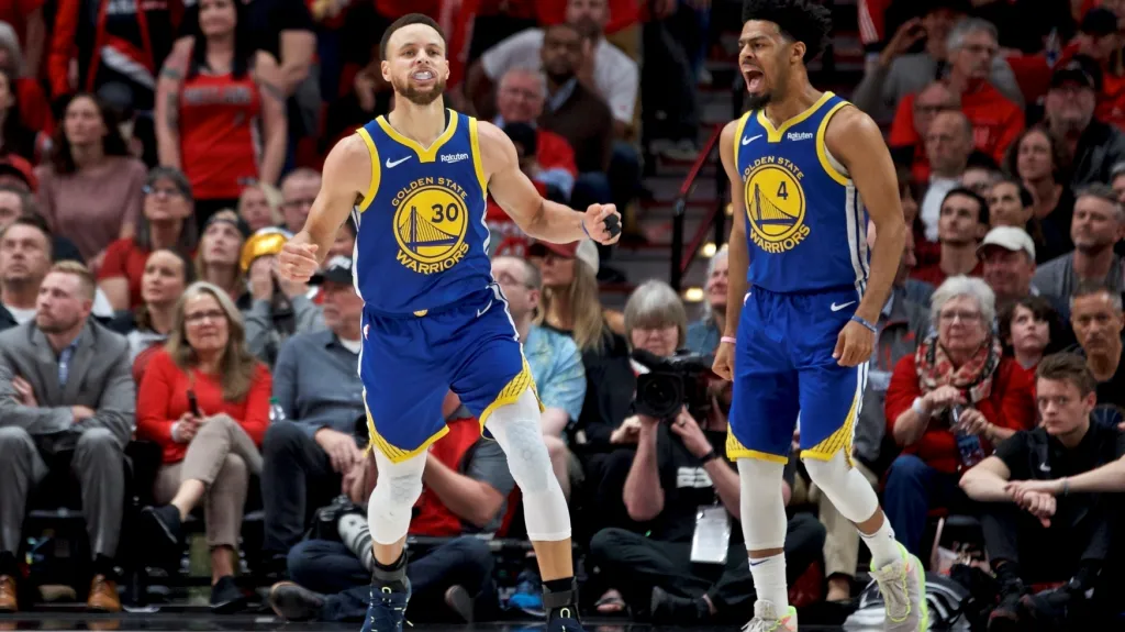 Stephen Curry a Quinn Cook z Golden State Warriors se radují