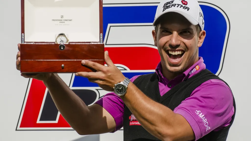 Golfista Lukáš Tinera s cenou za hole in one