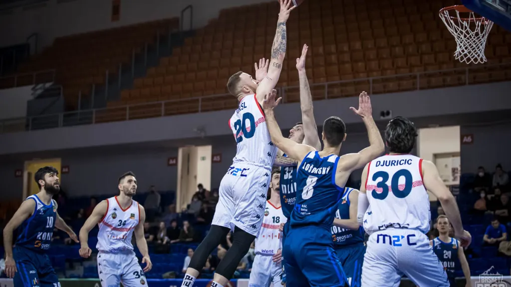 Šimon Puršl v dresu Basket Brno zakončuje v utkání Českého poháru proti Kolínu