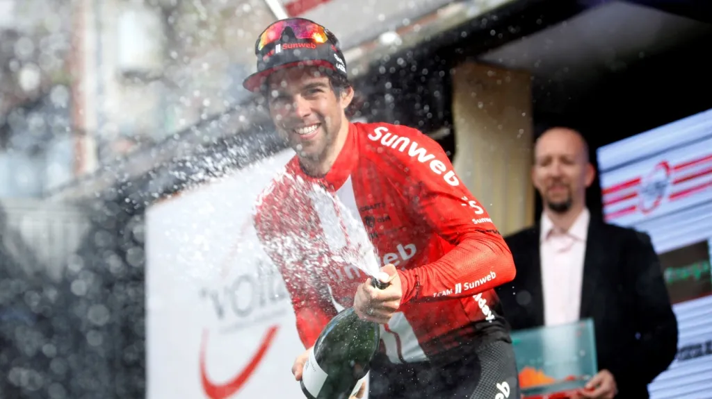 Cyklista Michael Matthews slaví triumf v šesté etapě Kolem Katalánska