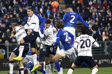 Marc Oliver Kempf v souboji s Martinem Vitíkem v utkání Como – Boloňa