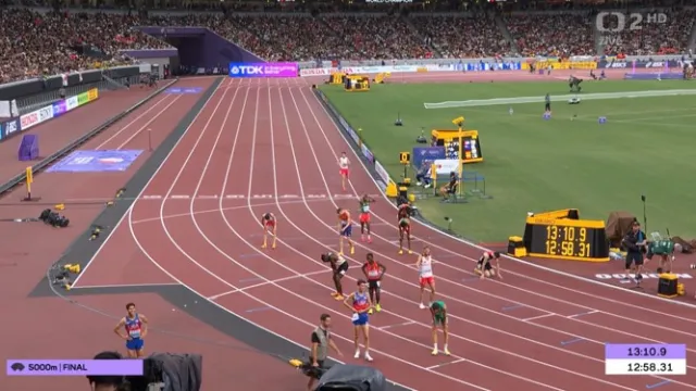 Závěr závodu na 5000 m mužů