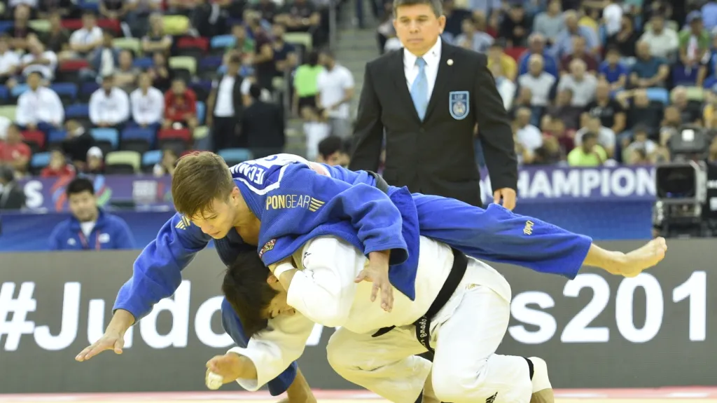 Jakub Ječmínek (v modrém) v zápase s An Čang-rimem z Koreje