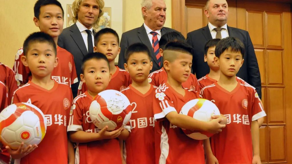 Zleva Pavel Nedvěd, prezident Miloš Zeman a předseda FAČR Miroslav Pelta na návštěvě v Číně