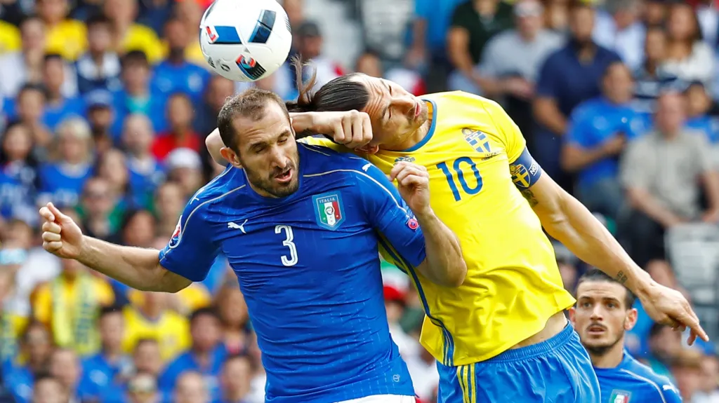 Ital Giorgio Chiellini v hlavičkovém souboji se Zlatanem Ibrahimovicem